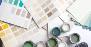 Fassadenfarben 2026: Farbschablonen und Farbdosen mit verschiedenen Farben.